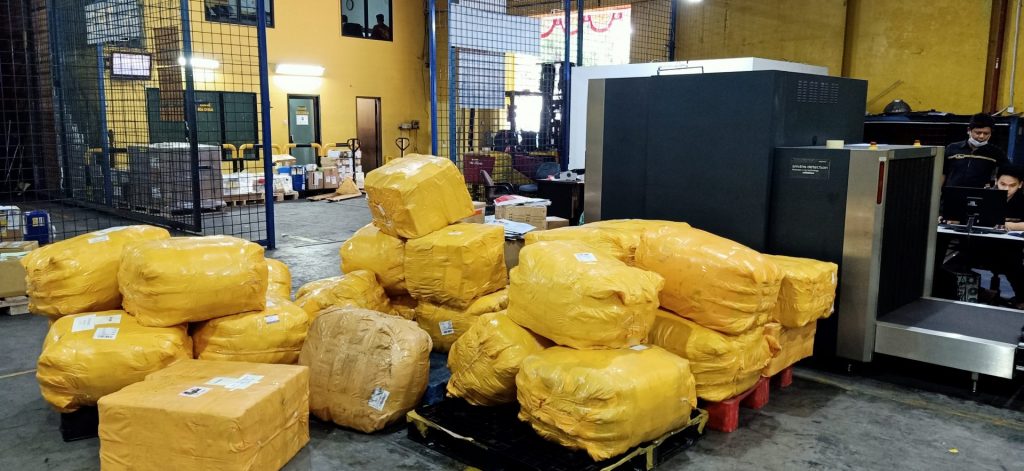 pekerja mengurus paket