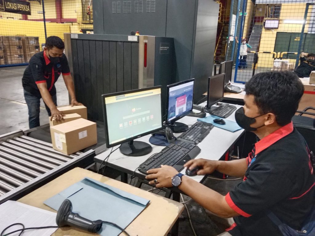 pekerja mengurus paket