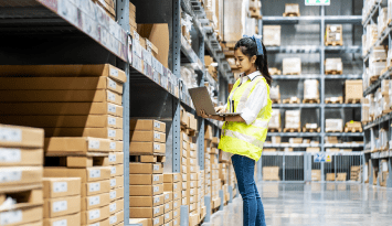 staff cek gudang logistik